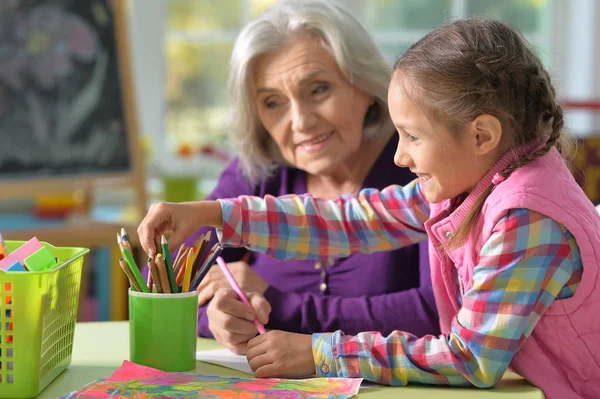 Бабушка Внучка Рисуют Вместе — стоковое фото