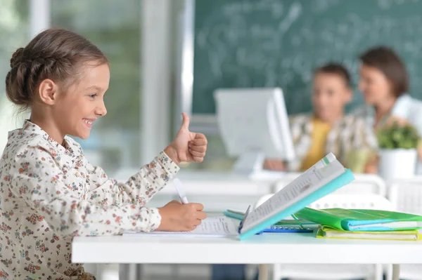 Enfants à l'école en classe — Photo