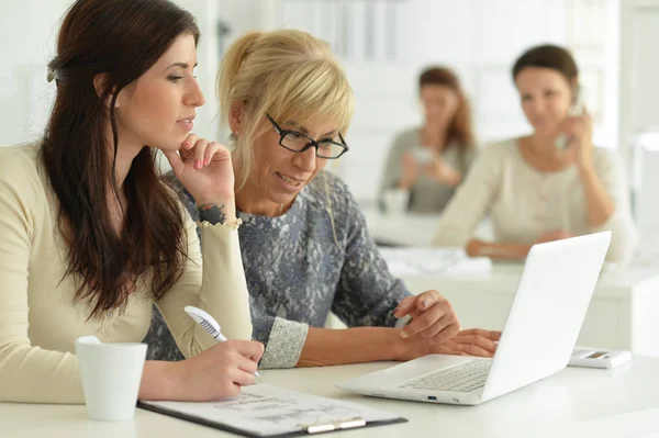 Les femmes travaillent ensemble au bureau — Photo