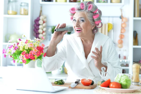 Äldre kvinna i hår rullar — Stockfoto