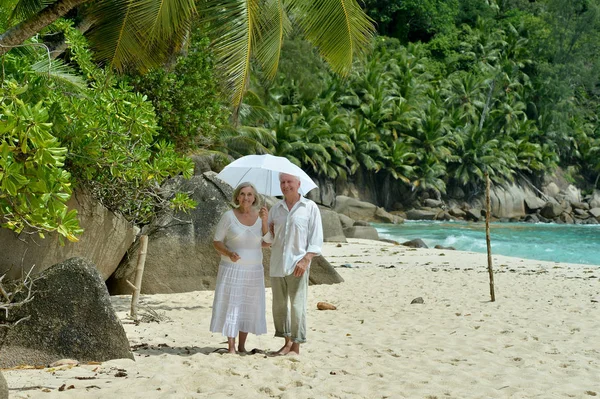 Feliz Pareja Ancianos Descansando Playa Tropical Con Sombrilla — Foto de Stock