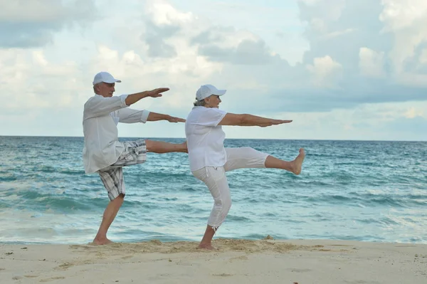 Glückliches Älteres Paar Tropischen Strand Beim Sport — Stockfoto