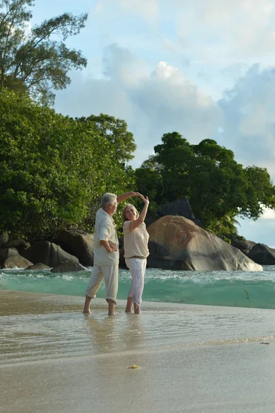 Feliz Pareja Ancianos Descansando Playa Bailando — Foto de Stock