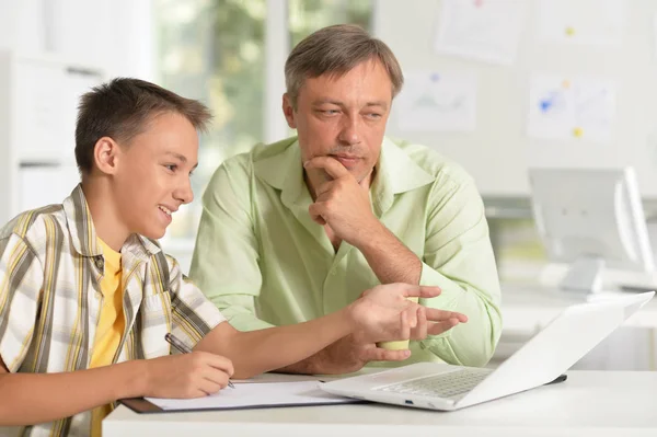 儿子和父亲在家里使用笔记本电脑 — 图库照片