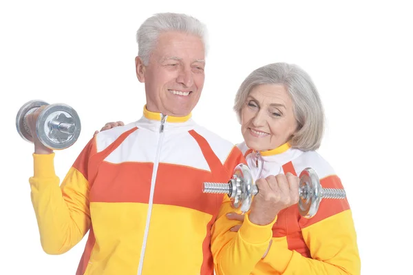 Actieve Lachende Senior Paar Poseren Met Halters Geïsoleerd Wit — Stockfoto