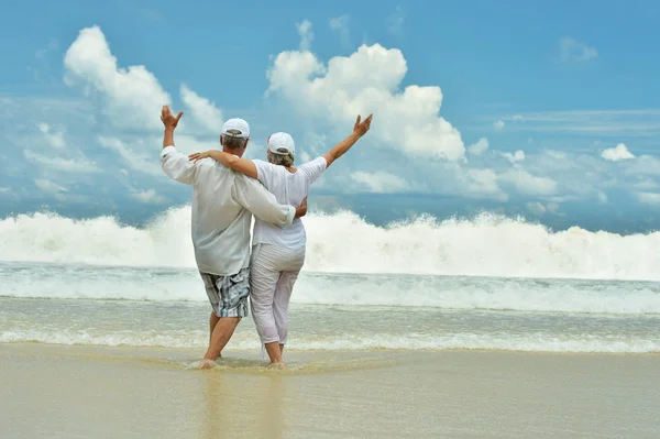 Äldre par resten på tropical resort — Stockfoto