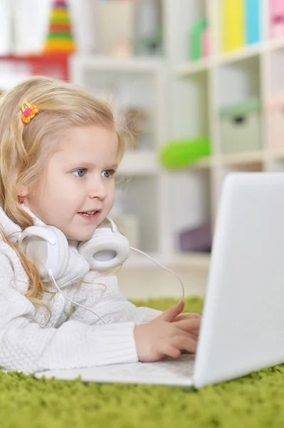 Meisje Met Hoofdtelefoon Met Behulp Van Laptop Haar Kamer — Stockfoto