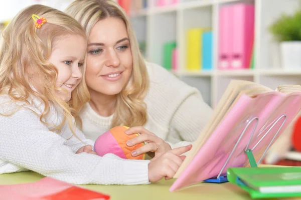 Moeder met dochtertje — Stockfoto