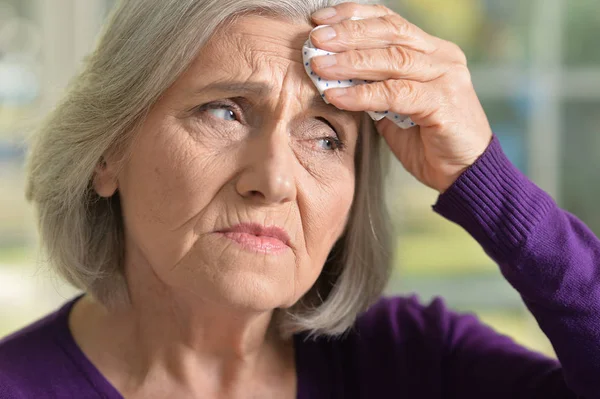 Porträt Einer Seniorin Lila Bluse Mit Kopfschmerzen Die Hause Posiert — Stockfoto