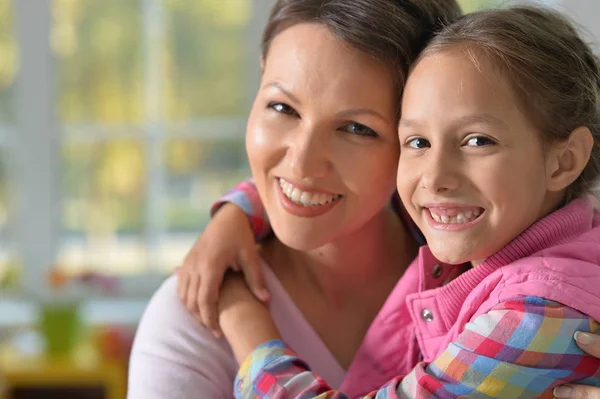 Gros Plan Portrait Une Charmante Petite Fille Avec Maman Maison — Photo