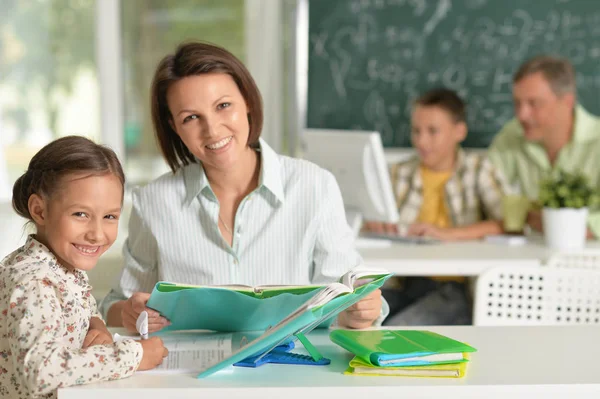 Professeurs Expérimentés Travaillant Avec Des Enfants Classe Informatique — Photo