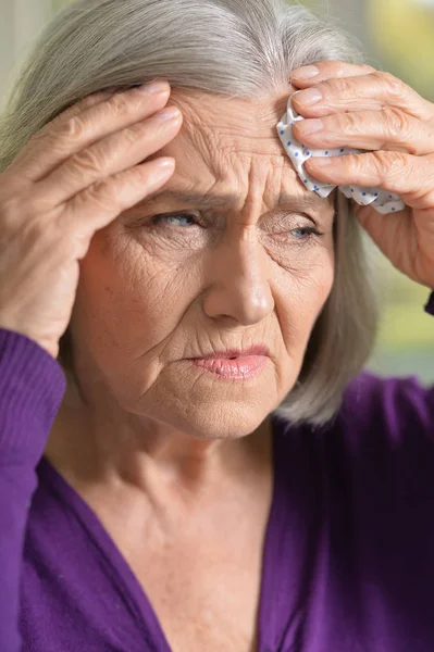 Porträt Einer Seniorin Lila Bluse Mit Kopfschmerzen Die Hause Posiert — Stockfoto