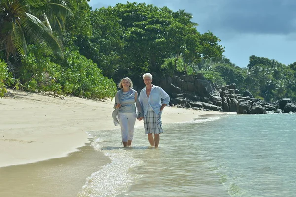 Pareja Ancianos Descansando Playa Viajes — Foto de Stock