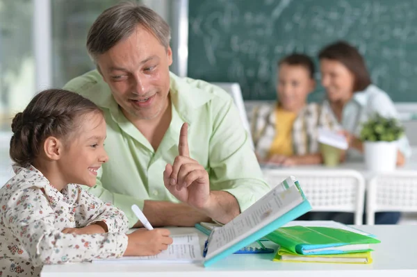 Père aide fille avec les devoirs — Photo