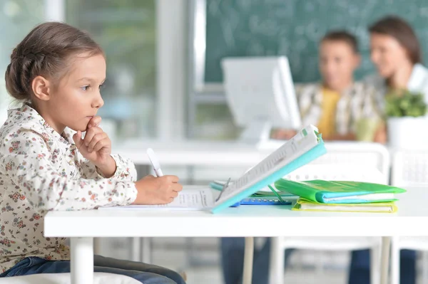 Enfants à l'école en classe — Photo