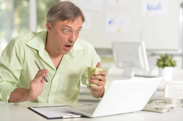 Man working with laptop — Stock Photo, Image