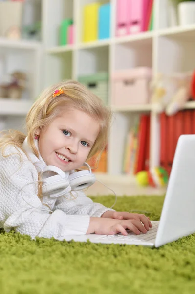 Flicka Med Hörlurar Använder Laptop Hennes Rum — Stockfoto