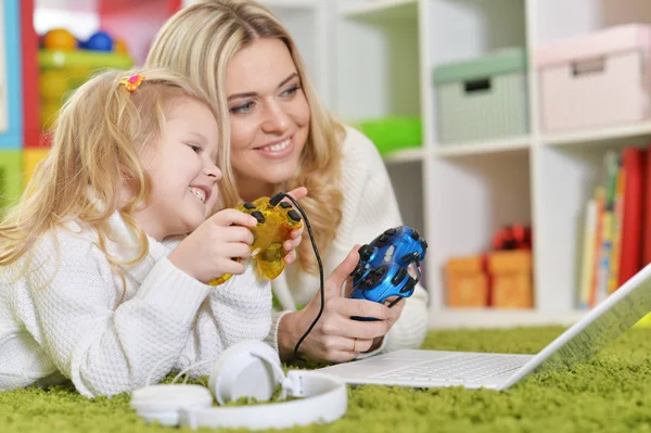 Moeder met dochtertje — Stockfoto