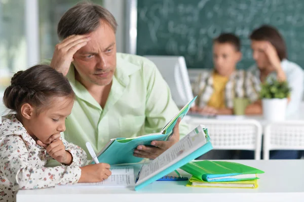 Père aide fille avec les devoirs — Photo