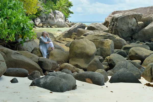 Retrato Mulher Madura Sentada Praia Areia Com Pedras — Fotografia de Stock