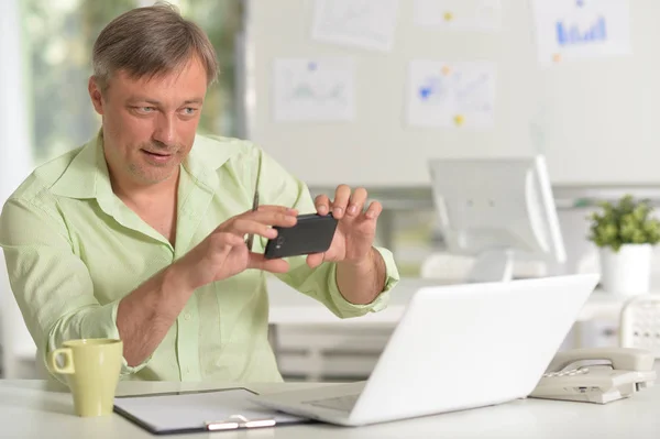 Verrast zakenman met laptop — Stockfoto