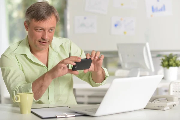 Empresário surpreso com laptop — Fotografia de Stock