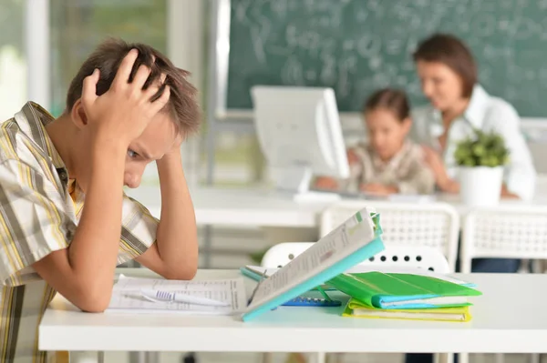 Anak-anak di sekolah di kelas — Stok Foto