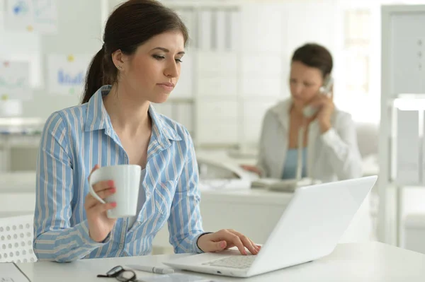 Mujer Atractiva Joven Que Trabaja Con Ordenador Portátil Oficina — Foto de Stock