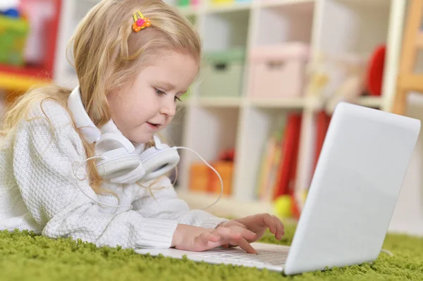 Menina Com Fones Ouvido Usando Laptop Seu Quarto — Fotografia de Stock