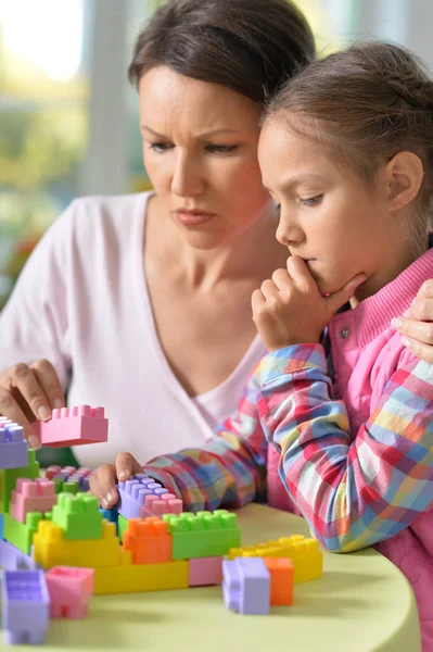 Liten Flicka Och Hennes Mamma Leker Med Färgglada Plast Block — Stockfoto