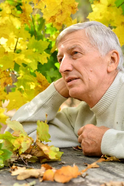 Homme âgé en automne — Photo