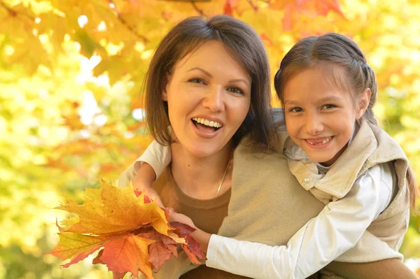 Young mother and daughter — Stock Photo, Image
