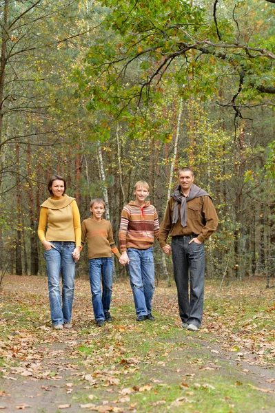 Familia Cuatro Personas Caminando Bosque Otoño —  Fotos de Stock