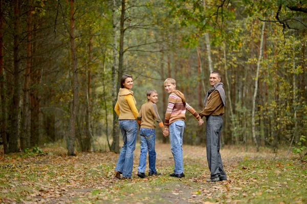 Família Quatro Caminhadas Floresta Outono — Fotografia de Stock