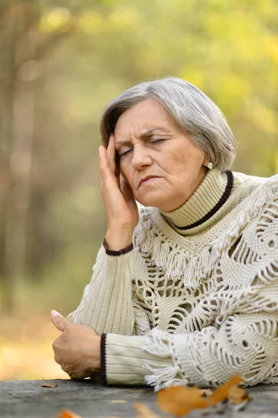 Mujer mayor en otoño — Foto de Stock