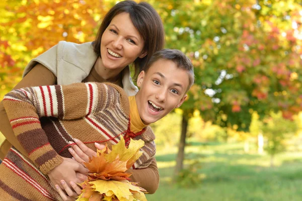 在秋季公园与儿子合上母亲的肖像 — 图库照片