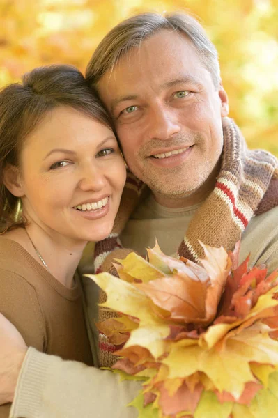 Couple heureux posant dans le parc — Photo