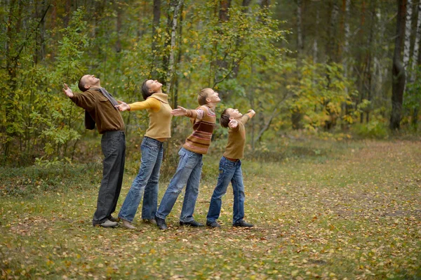 Familj på fyra i park — Stockfoto