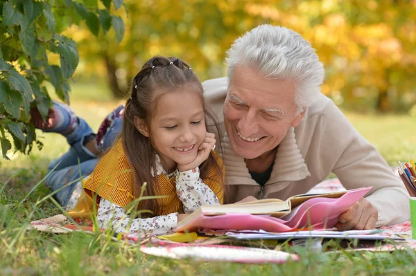 Grandfather and  granddaughter reading book — Stock Photo, Image