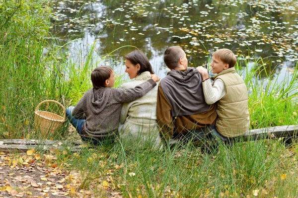 Vierköpfige Familie im Park — Stockfoto