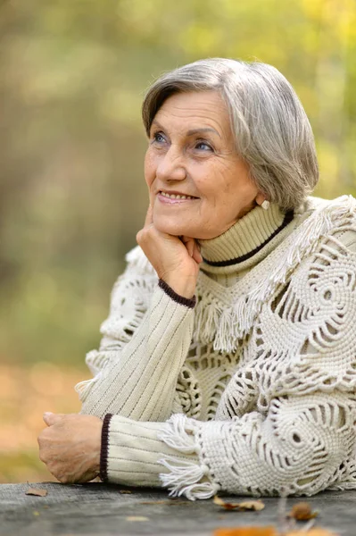 Seniorin im Herbst — Stockfoto