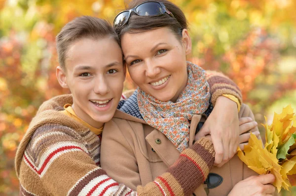 秋の公園で息子と母の肖像画を間近します — ストック写真