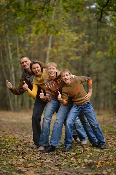 Famiglia Quattro Persone Che Riposano Nella Foresta Autunnale Mostrano Pollici — Foto Stock