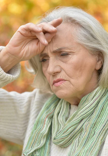 Ritratto Donna Anziana Triste Con Mal Testa Nel Parco — Foto Stock