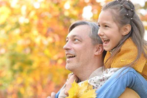 Father and daughter hugging — Stock Photo, Image
