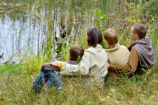 Famille de quatre personnes dans le parc — Photo