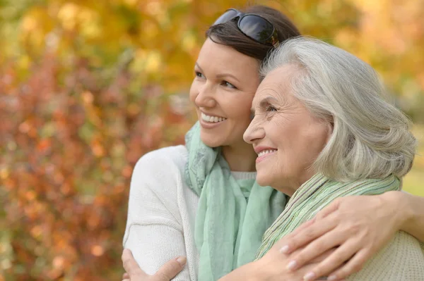 Senior woman with daughter — Stock Photo, Image