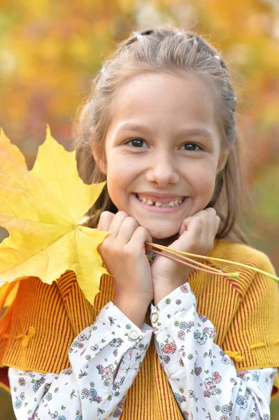 Girl smiling in autumnal park — Stock Photo, Image