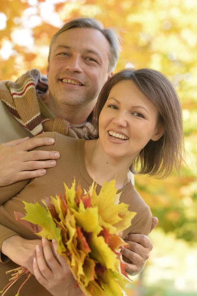 Couple heureux posant dans le parc — Photo