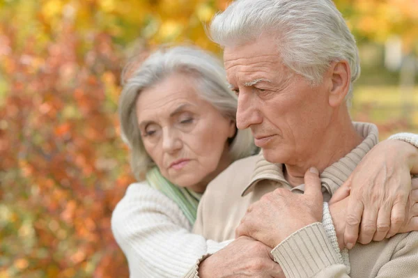 Triste Pareja Ancianos Parque Otoño —  Fotos de Stock